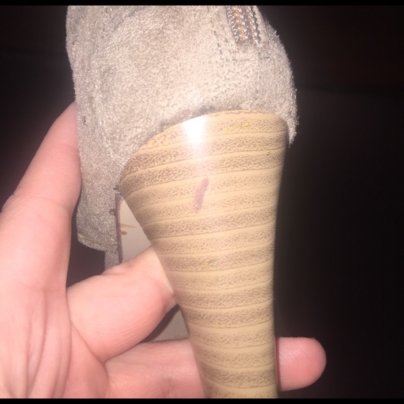 Laser cut detail taupe peep toe sandals - Picture 5 of 8